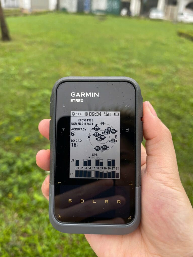 Máy GPS cầm tay Garmin Etrex Solar với công nghệ sạc năng lượng mặt trời Power Glass